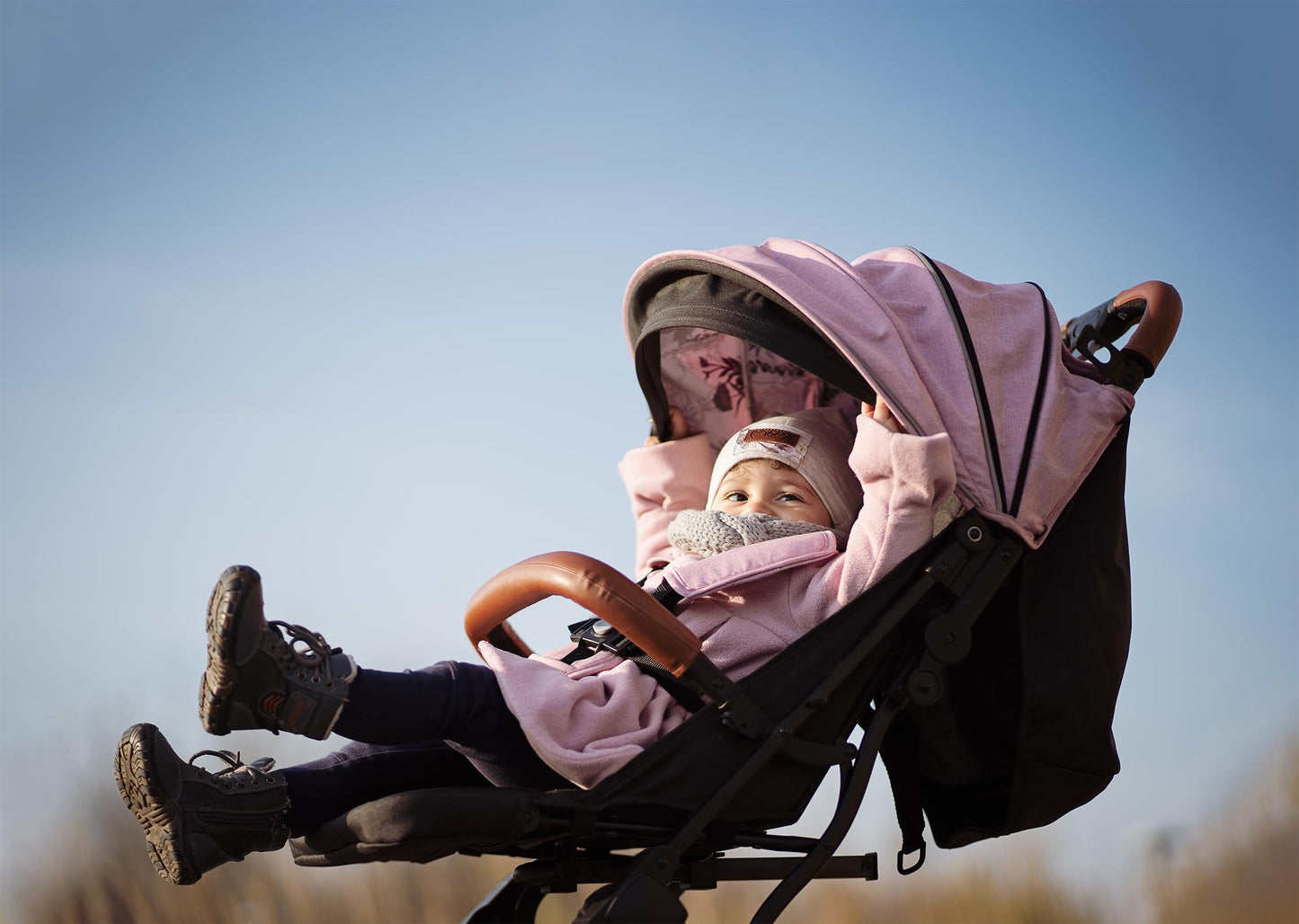 MoMi ESTELLE Kinderwagen ab 6. Monat (bis 15 kg), klappbarer Buggy mit 5-Punkt-Sicherheitsgurt, Einkaufskorb und Liegefunktion, Teleskop-Stange zum Ziehen, steht nach dem Zusammenklappen